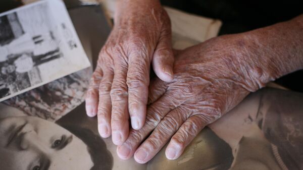 Руки пожилой женщины  - Sputnik Абхазия