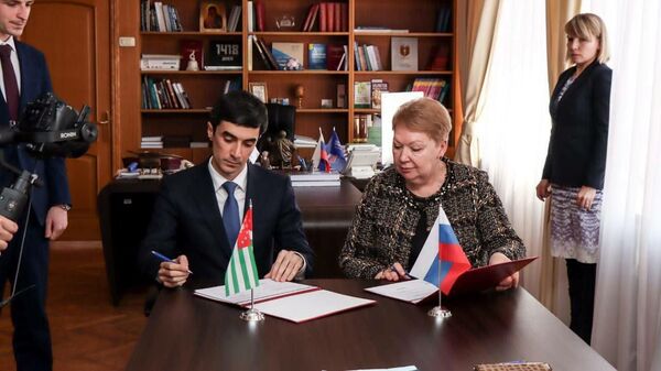 Министр просвещения и языковой политики Абхазии и Российской Академией образования подписан план развития сотрудничества между ведомствами - Sputnik Абхазия