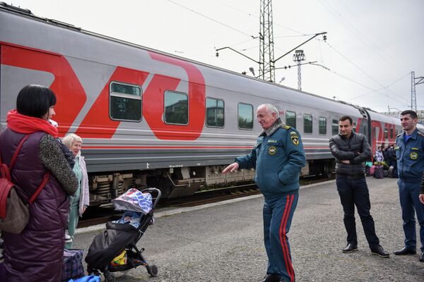 Часть беженцев отправилась из Сухума в Луганск - Sputnik Абхазия