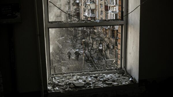 Украинские военнослужащие видны через окно здания - Sputnik Абхазия