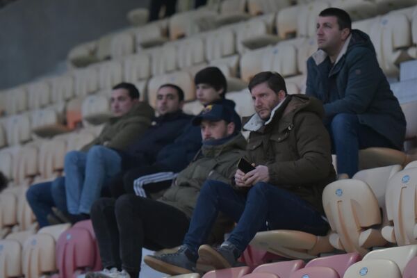 Несмотря на холодную погоду болельщики пришли на стадион. - Sputnik Абхазия