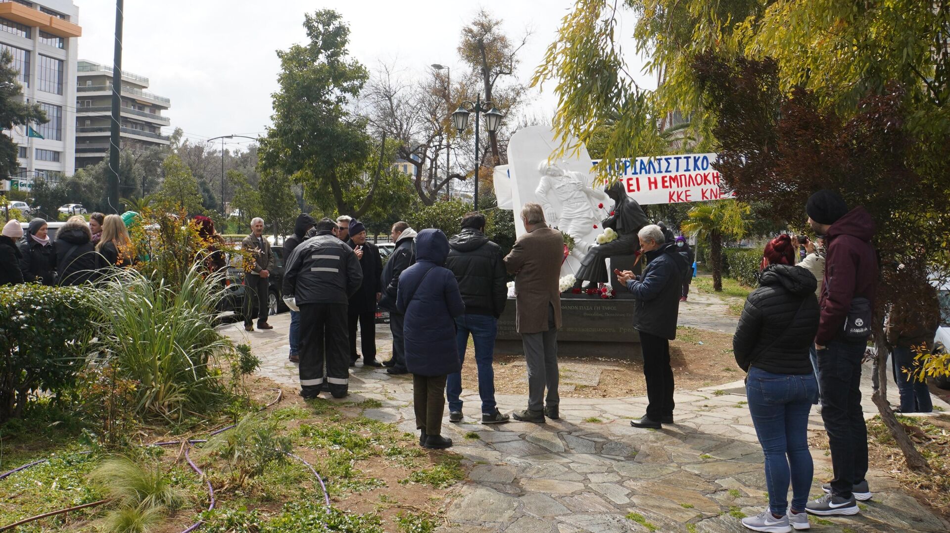 Жители Афин вышли на митинг к памятнику советским воинам после его осквернения - Sputnik Абхазия, 1920, 20.03.2022