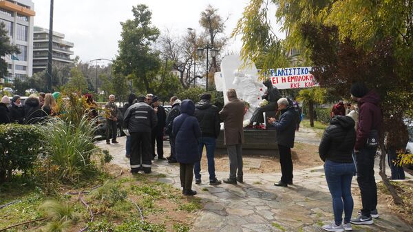 Жители Афин вышли на митинг к памятнику советским воинам после его осквернения - Sputnik Абхазия