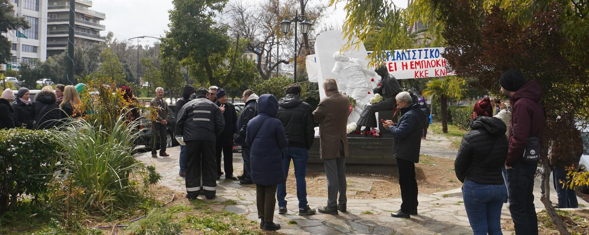 Жители Афин вышли на митинг к памятнику советским воинам после его осквернения - Sputnik Абхазия, 1920, 20.03.2022