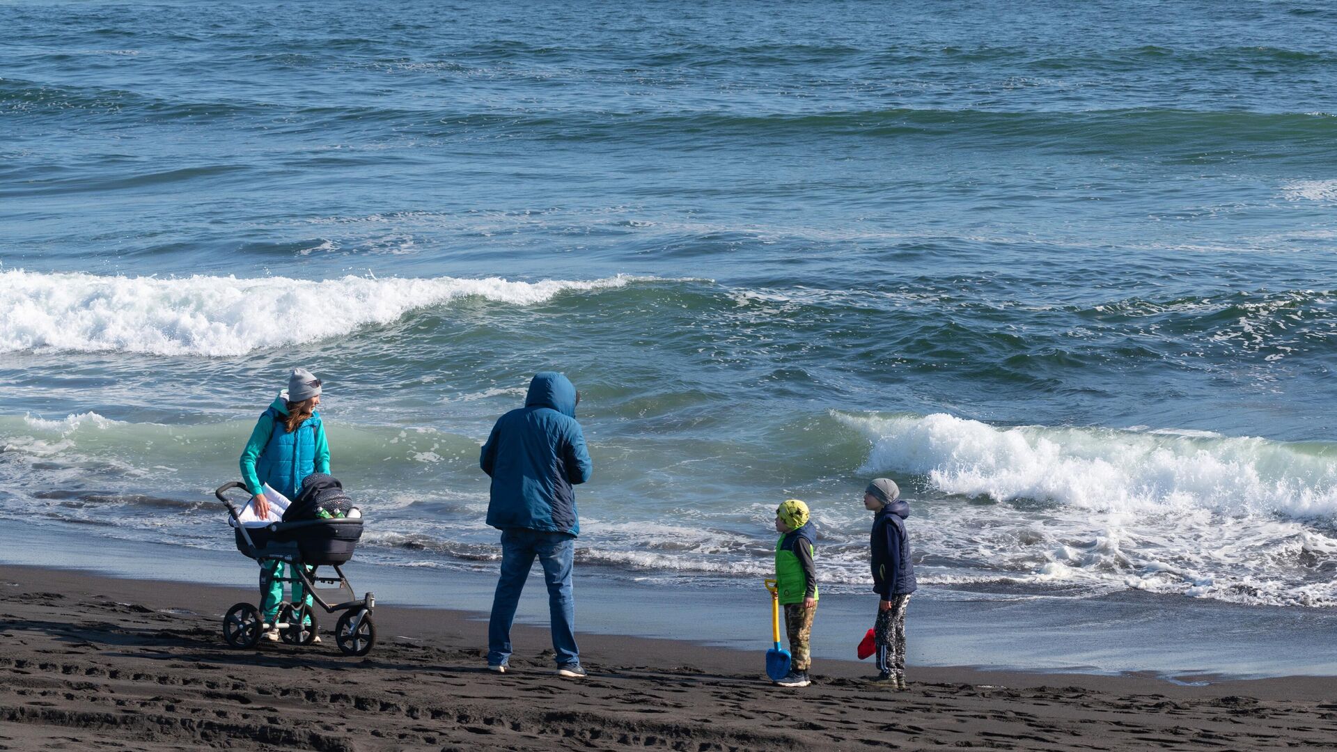 Семья отдыхает на Халактырском пляже Тихоокеанского побережья полуострова Камчатка - Sputnik Аҧсны, 1920, 21.03.2022
