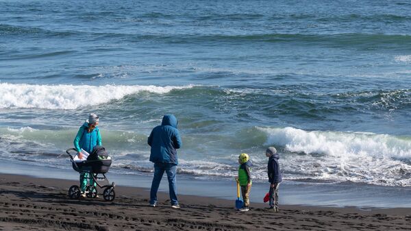 Семья отдыхает на Халактырском пляже Тихоокеанского побережья полуострова Камчатка - Sputnik Аҧсны