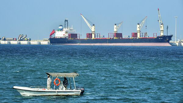 На этом снимке, изображен саудовский катер службы безопасности, патрулирующий нефтяной танкер в порту Рас-эль-Хайр - Sputnik Абхазия