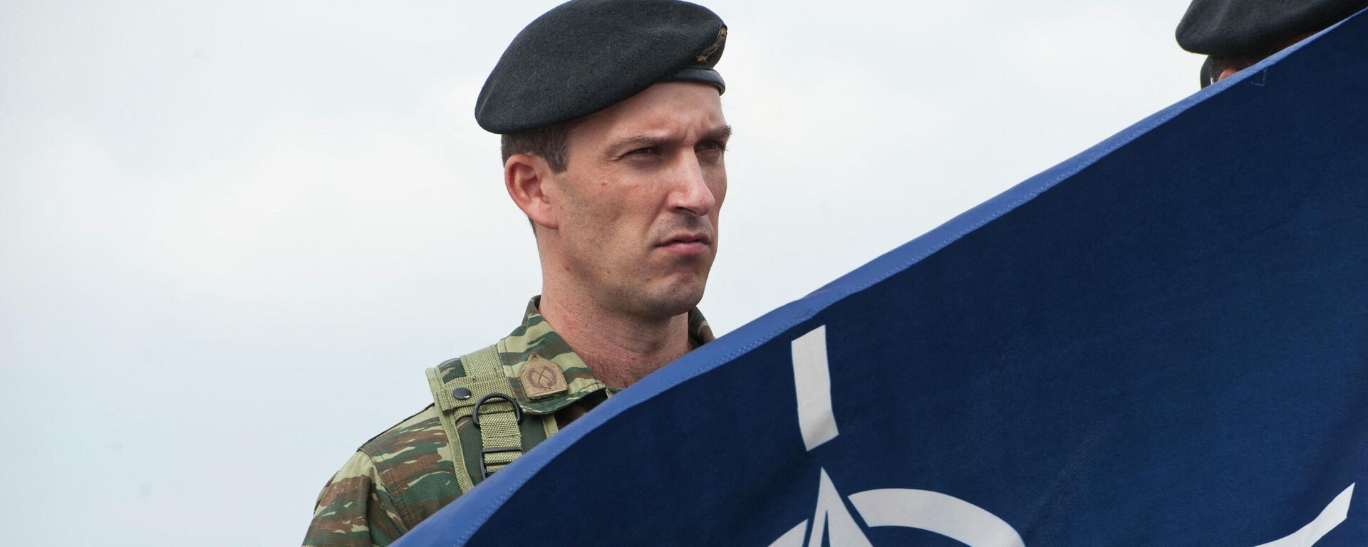 Члены миротворческих сил под руководством НАТО в Косово (KFOR) держат флаг НАТО - Sputnik Абхазия, 1920, 12.12.2022
