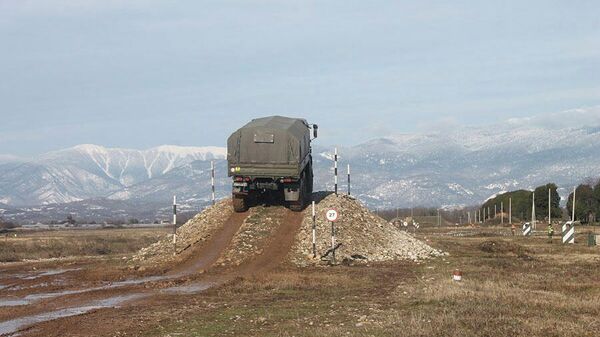 Водители ЮВО в горах Абхазии проходят курсы по экстремальному вождению военной техники - Sputnik Абхазия