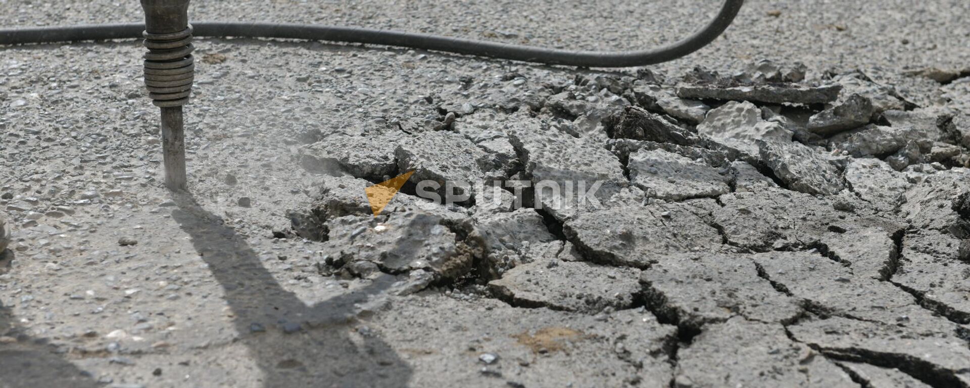 Ремонт дорожного полотна  - Sputnik Абхазия, 1920, 06.11.2025