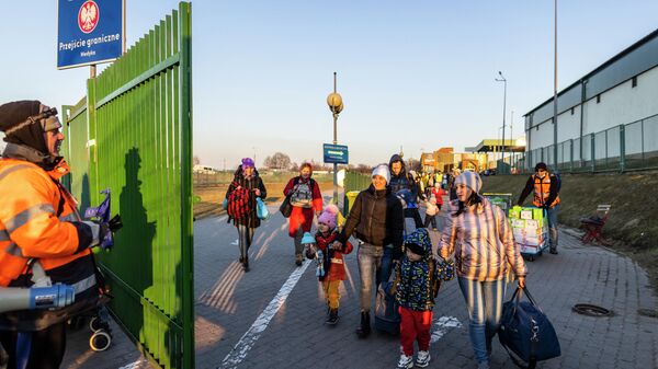 Люди пересекают польско-украинский пограничный переход Медыка - Sputnik Абхазия