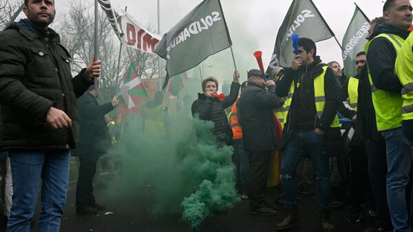 Демонстранты машут профсоюзными флагами Солидаридад во время акции протеста, организованной бастующими перевозчиками против резкого роста цен на топливо в Мадриде - Sputnik Абхазия