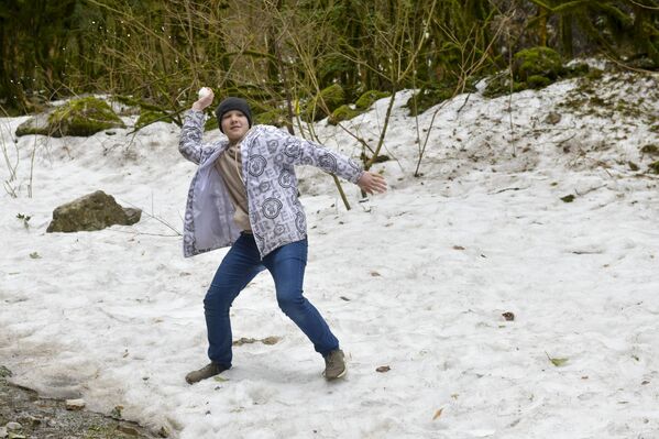 Ребята поиграли в снежки... - Sputnik Абхазия