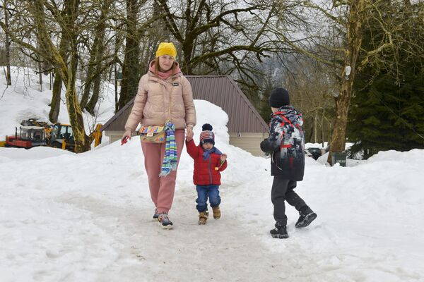 Снег здесь еще не успел растаять, что особенно обрадовало детей. - Sputnik Абхазия