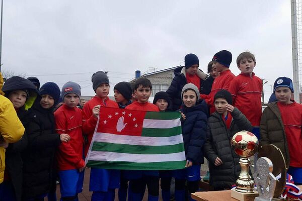 Детские футбольные клубы из Гагры взяли золото и серебро на турнире в Анапе - Sputnik Абхазия