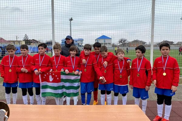 Детские футбольные клубы из Гагры взяли золото и серебро на турнире в Анапе - Sputnik Абхазия