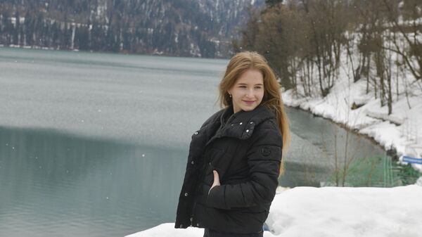 В гостях у зимней сказки: беженцы из Донбасса побывали на озере Рица - Sputnik Абхазия