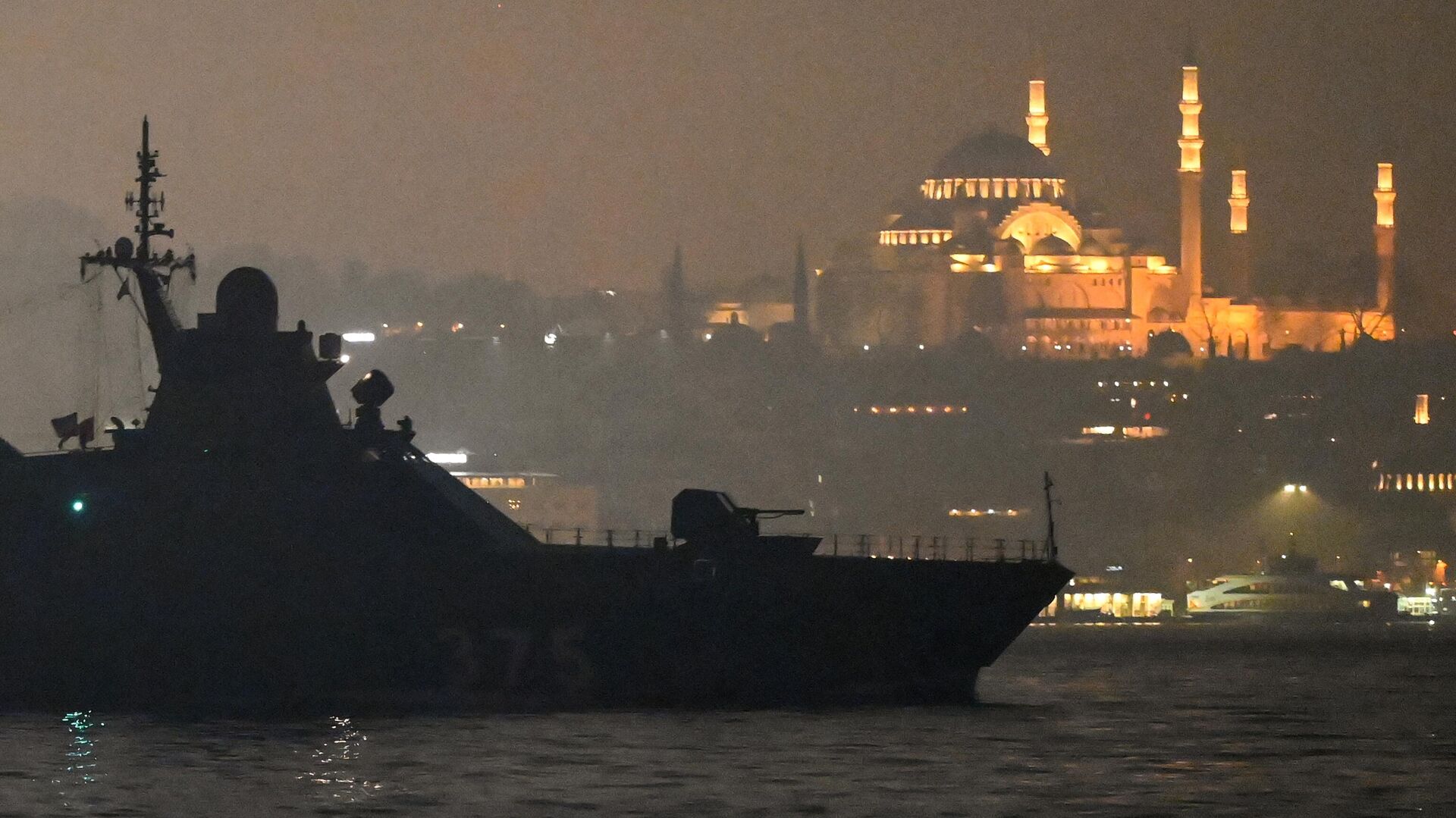 Патрульное судно ВМФ России проекта 22160 Дмитрий Рогачев-375 проходит через пролив Босфор по пути в Черное море мимо города Стамбул - Sputnik Аҧсны, 1920, 04.04.2022