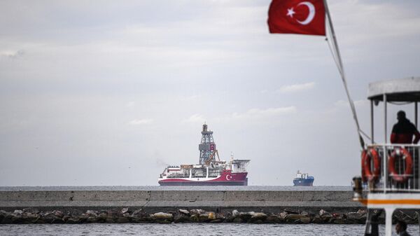 На этом снимке, сделанном 19 октября 2020 года в Стамбуле, видно, как третье турецкое буровое судно Кануни входит в пролив Босфор - Sputnik Абхазия