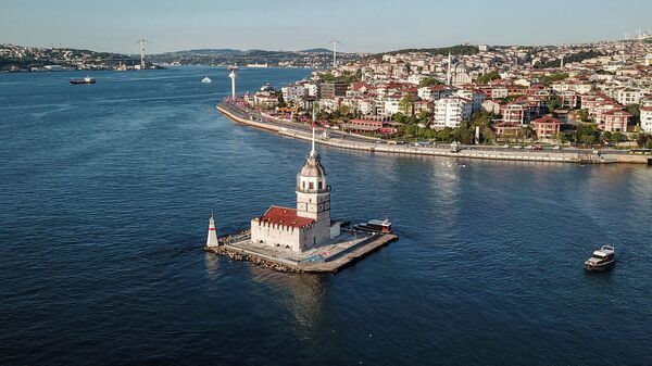 На этом снимке с воздуха, сделанном 9 мая 2020 года, изображена Девичья башня в проливе Босфор в Стамбуле - Sputnik Абхазия
