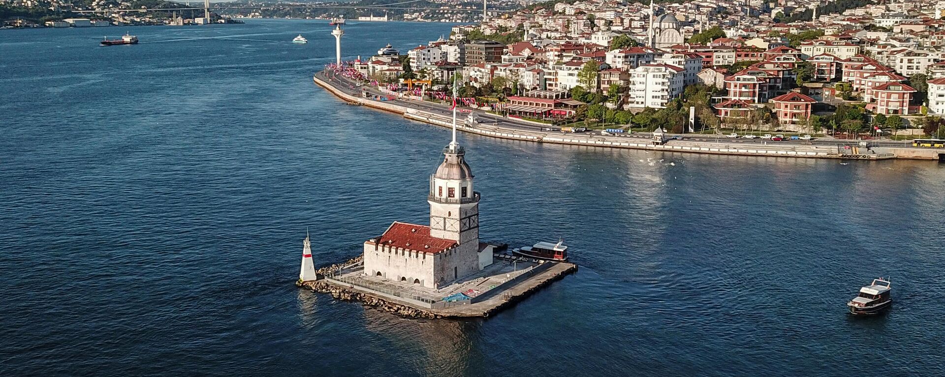На этом снимке с воздуха, сделанном 9 мая 2020 года, изображена Девичья башня в проливе Босфор в Стамбуле - Sputnik Абхазия, 1920, 17.11.2022