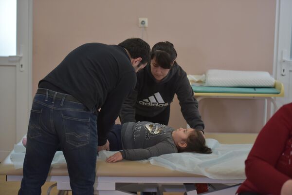 Врач-ортопед принимает абхазских детей  - Sputnik Абхазия