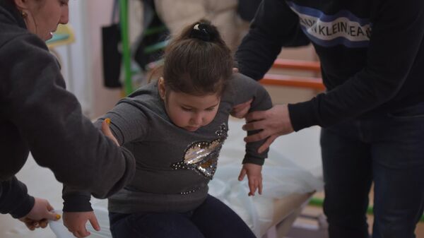 Врач-ортопед из Еревана принимает абхазских детей  - Sputnik Абхазия