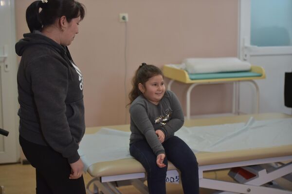 Врач-ортопед из Еревана принимает абхазских детей  - Sputnik Абхазия