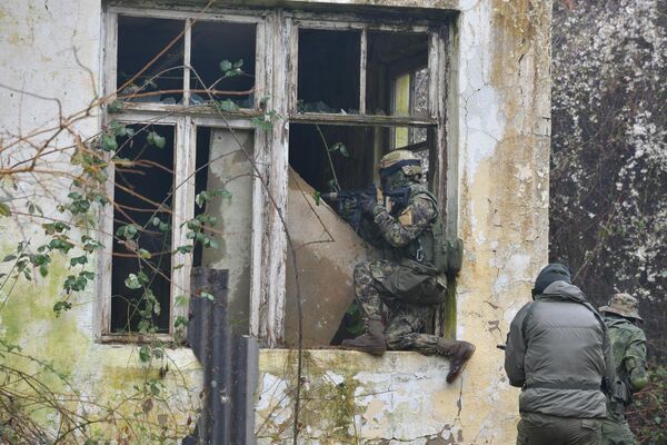 Атакующей стороне предстояло выбить условного противника, засевшего в четырех зданиях. - Sputnik Абхазия