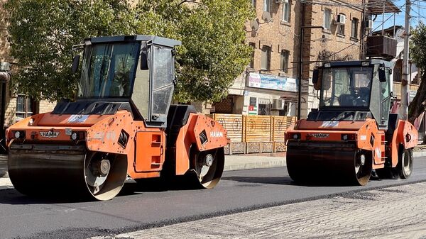 Идут работы по асфальтированию улицы Абазинской  - Sputnik Абхазия