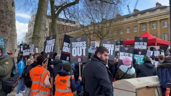 Протесты в Лондоне: из-за роста цен на газ и электричество люди требуют отставки премьера - Sputnik Абхазия