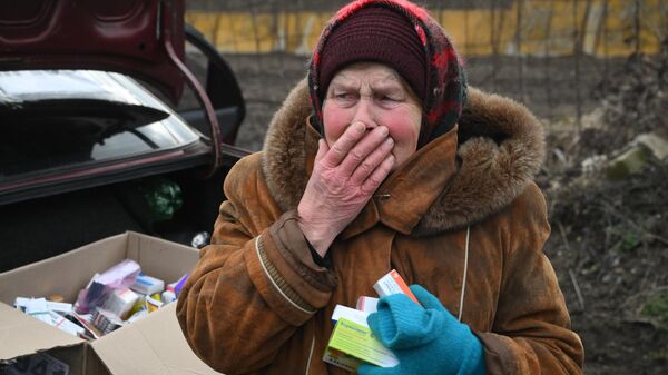 Жительница освобожденного села Первомайское получает гуманитарную помощь. - Sputnik Абхазия