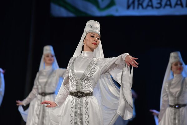 Ансамбль народного танца &quot;Кавказ&quot; дал концерт для беженцев из Донбасса - Sputnik Абхазия