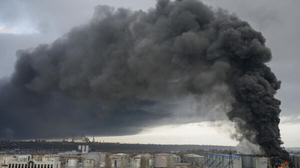 Дым поднимается после атаки российской армии в Одессе, 3 апреля 2022 года - Sputnik Абхазия