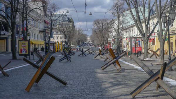 На этом архивном фото, сделанном 13 марта 2022 года, показаны противотанковые заграждения на одной из улиц Одессы - Sputnik Абхазия