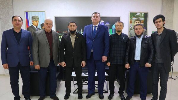 Встреча Эльхана Сулейманова и министра здравоохранения Эдуарда Бутба  - Sputnik Абхазия