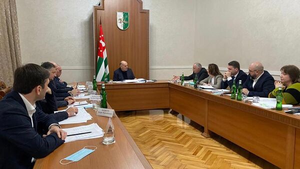 Президент Аслан Бжания провел совещание с представителями министерств и ведомств - Sputnik Аҧсны