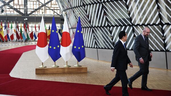 Премьер-министр Японии Фумио Кисида (слева) и президент Европейского совета Шарль Мишель прибывают на внеочередной саммит НАТО в штаб-квартире НАТО в Брюсселе - Sputnik Абхазия
