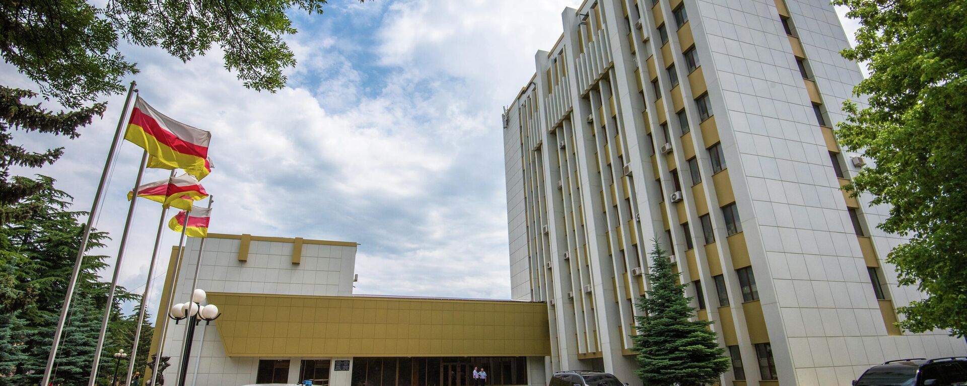 Здание администрация президента Республики Южная Осетия в Цхинвале. - Sputnik Абхазия, 1920, 25.05.2022