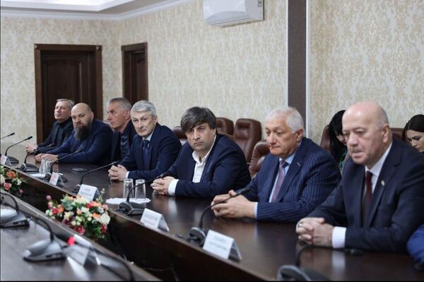 Делегация республики Абхазия на выборах президента Южной Осетии в качестве международных наблюдателей - Sputnik Абхазия