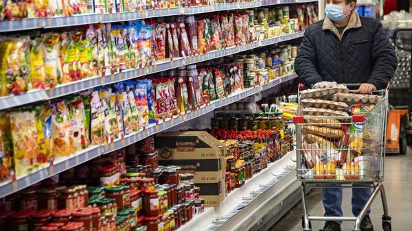 Покупатель в супермаркете Яблоко в Симферополе. - Sputnik Абхазия