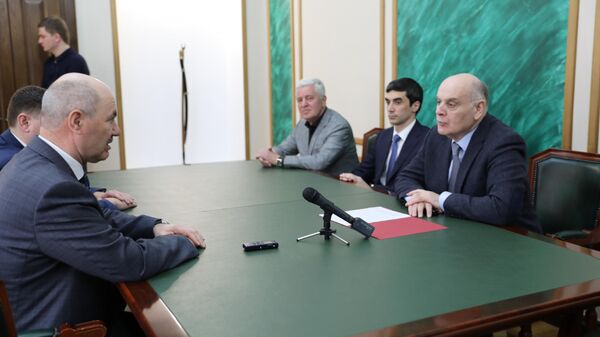 Аслан Бжания и Инал Габлия встретились с ректором Белгородского университета - Sputnik Абхазия