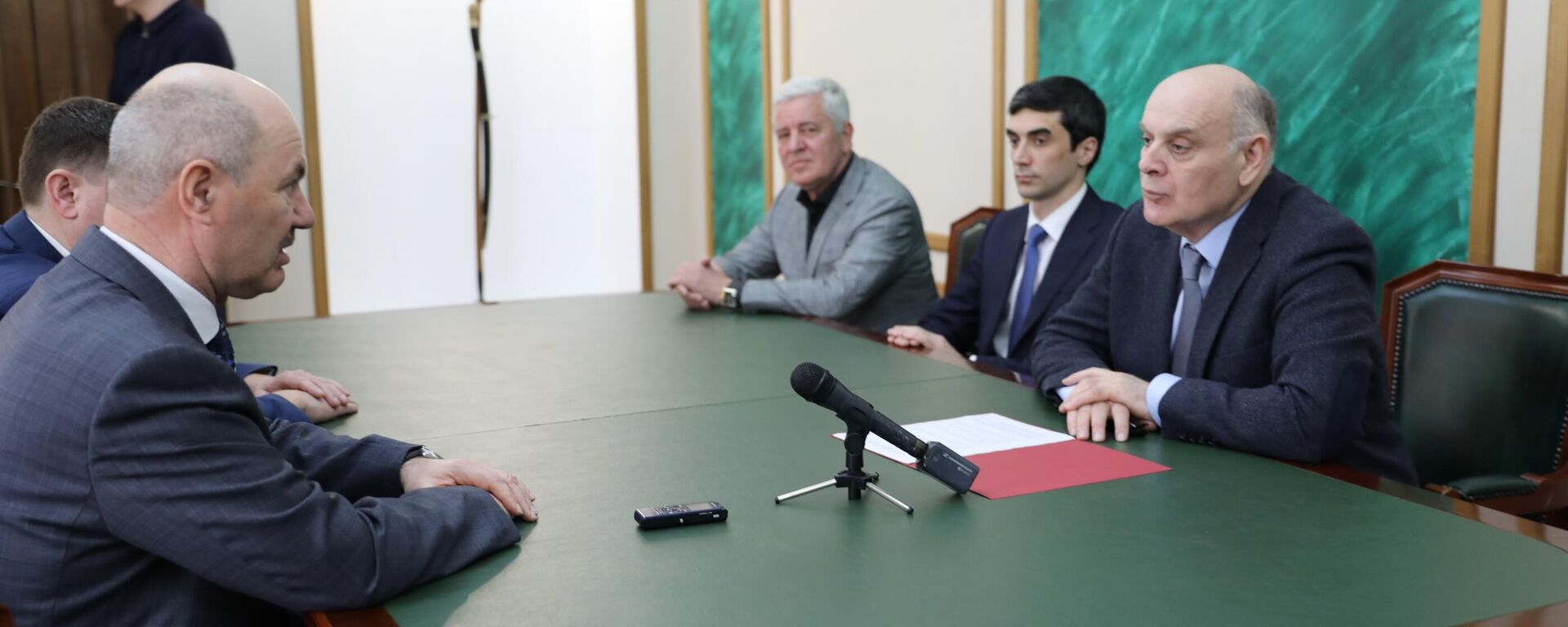 Аслан Бжания и Инал Габлия встретились с ректором Белгородского университета - Sputnik Абхазия, 1920, 13.04.2022