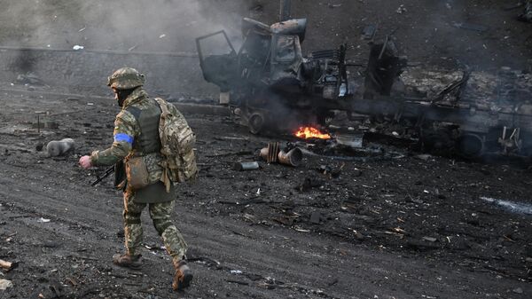 Украинские военнослужащие ищут и собирают неразорвавшиеся снаряды после боя - Sputnik Абхазия
