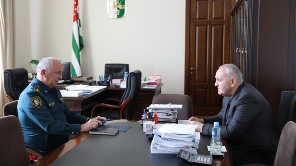 Премьер-министр Республики Абхазия Александр Анкваб встретился с министром по чрезвычайным ситуациям Львом Квициния - Sputnik Абхазия