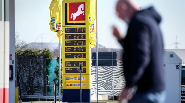 Табло с выросшими ценами на бензин на заправочной станции в Гельзенкирхене, Германия - Sputnik Абхазия