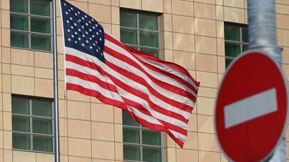 Государственный флаг США у американского посольства в Москве.