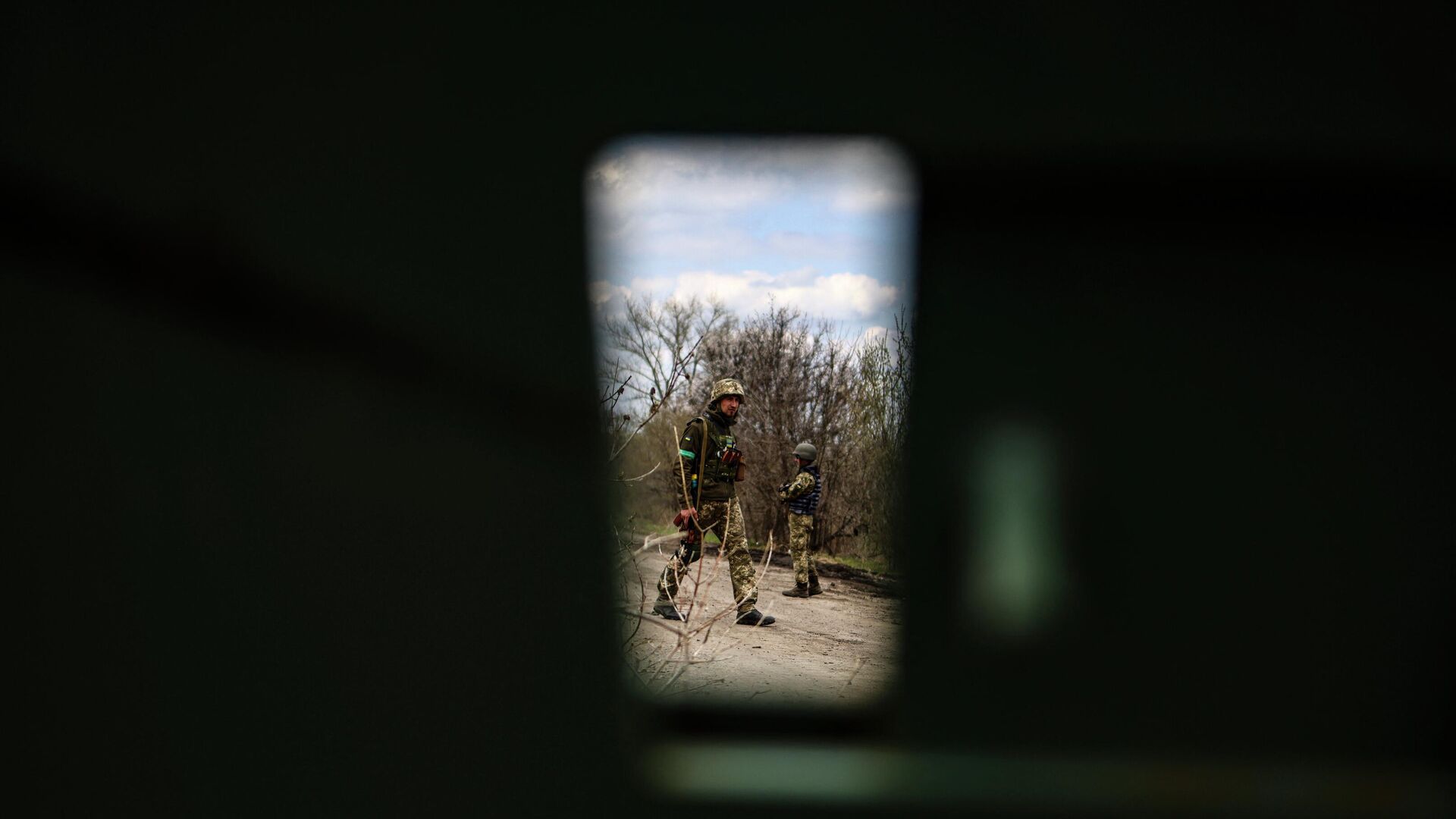 Украинские военнослужащие стоят на посту на блокпосту на окраине Барвинково, восток Украины - Sputnik Абхазия, 1920, 18.04.2022