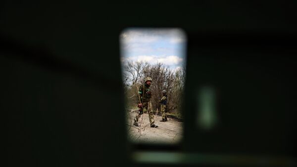 Украинские военнослужащие стоят на посту на блокпосту на окраине Барвинково, восток Украины - Sputnik Абхазия