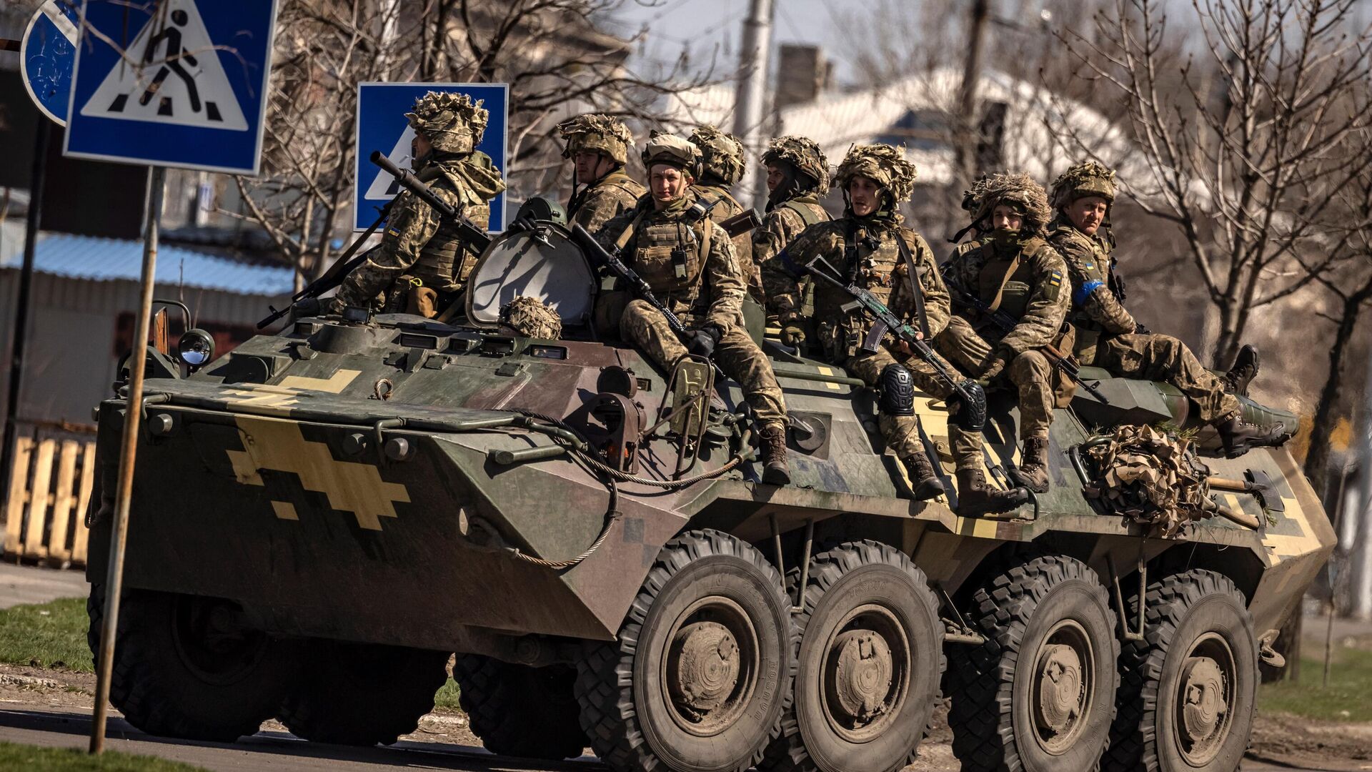 Украинские солдаты сидят в бронетранспортере в городе Северодонецк, Донбасс - Sputnik Абхазия, 1920, 13.05.2022